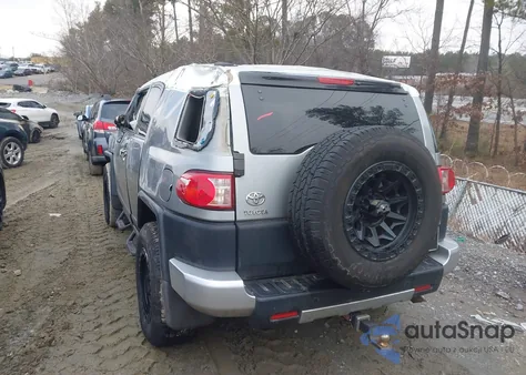 2010 Toyota Fj Cruiser z USA, uszkodzony, nr VIN JTEZU4BF5AK010206
